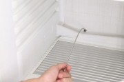 冰柜漏雪的维修方法（解决冰柜漏雪的实用技巧）