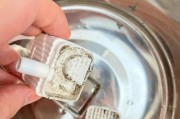 饮水机水箱水垢清洗方法（简单有效的清洗技巧让你的饮水机保持清洁）