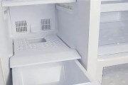 冰箱冷藏室出现水珠，正常吗（探究冰箱冷藏室产生水珠的原因和解决方法）