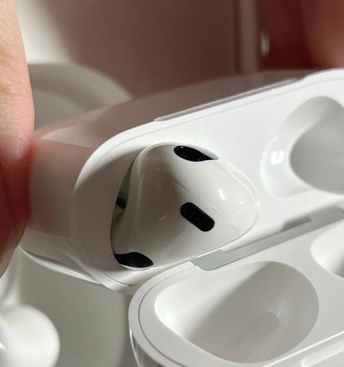 探秘AirPods3电量查询方式（了解如何快速查询AirPods3电量，让你不再担心耳机没电）