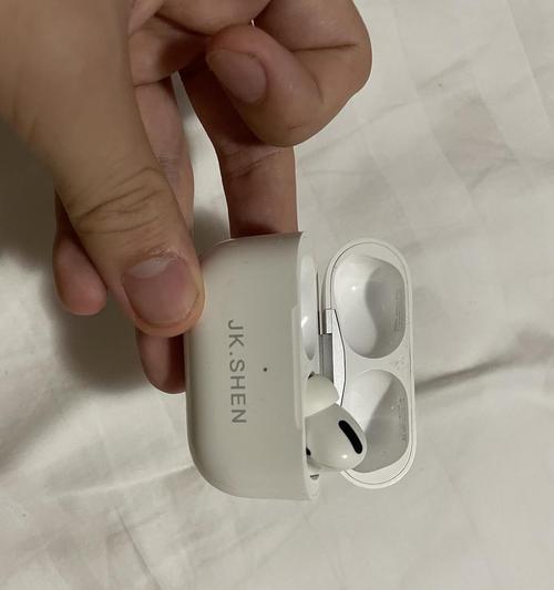 探秘AirPodsPro充电仓充满的秘密（解密AirPodsPro充电仓的充电指示灯工作原理）