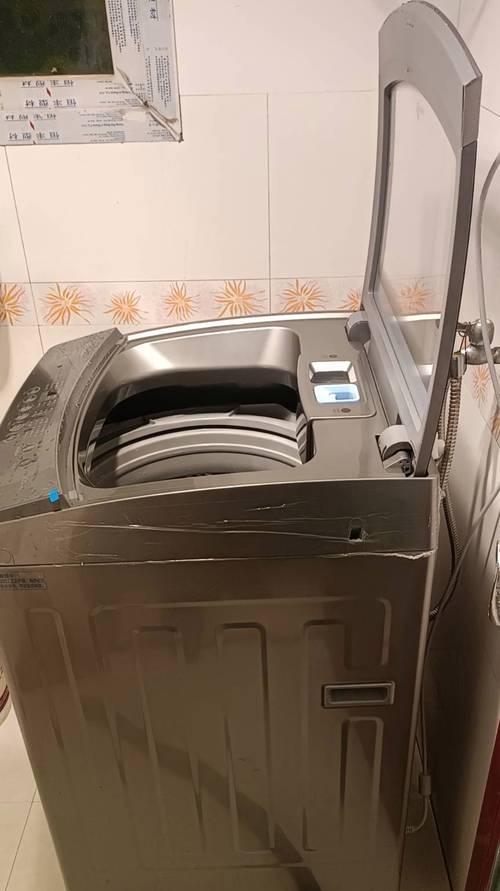 洗衣机自动流出水的原因及解决方法（洗衣机自动流出水的危害及维修技巧）