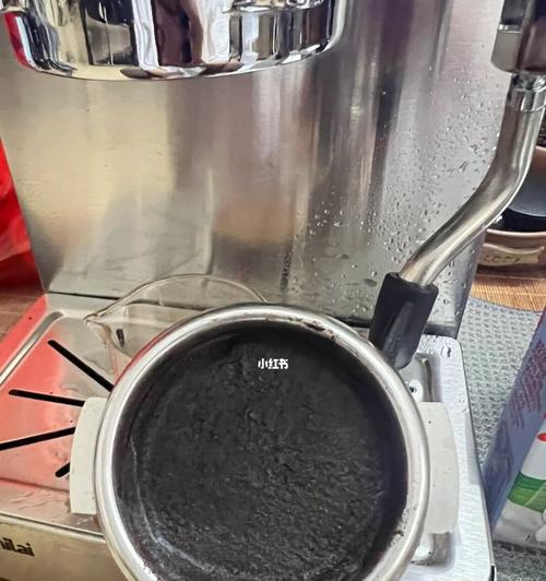 咖啡机排水盘漏水的修复方法（解决咖啡机排水盘漏水问题的实用技巧）