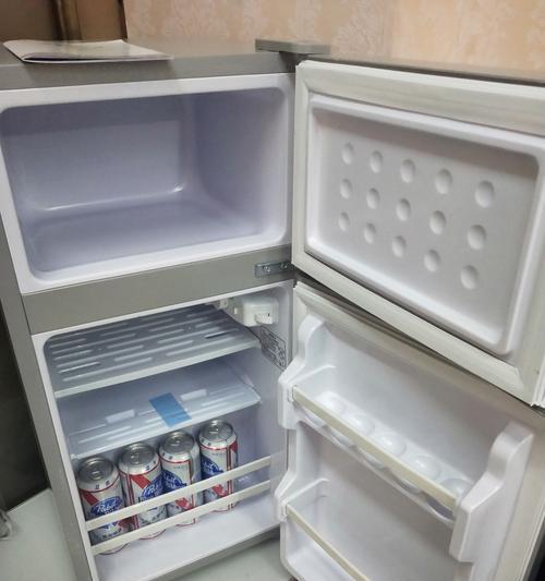 如何使用冰柜进行清洗（选择合适的方法来保持冰柜清洁与卫生）