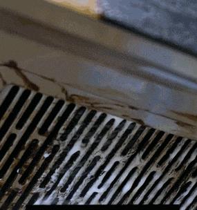 如何高效清洁油烟机的油垢（使用简便有效的方法）